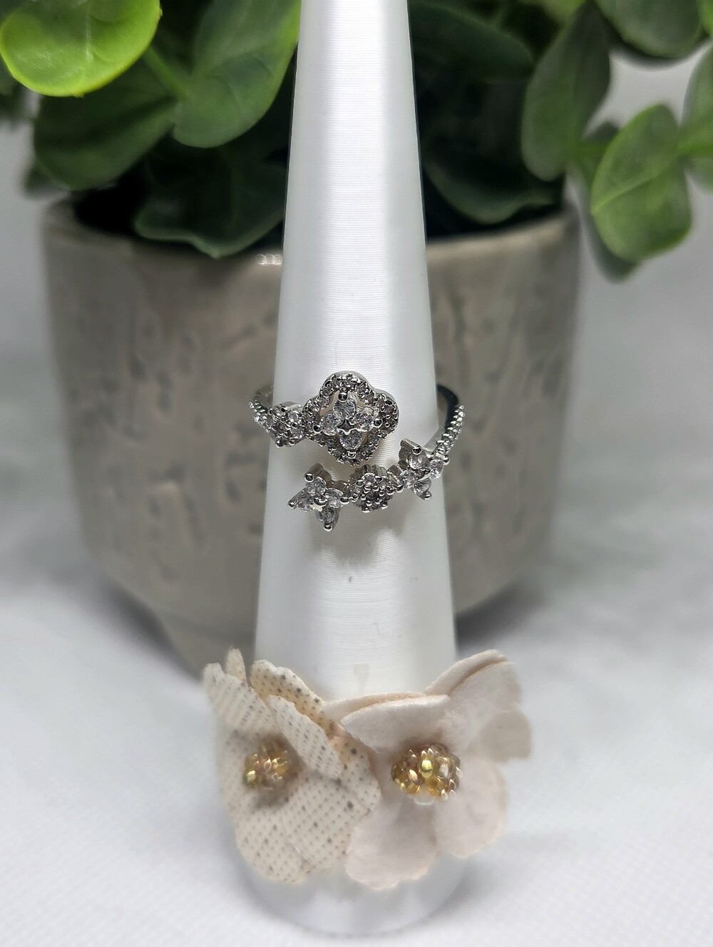 Elegant Silver Floral Cluster Open Ring